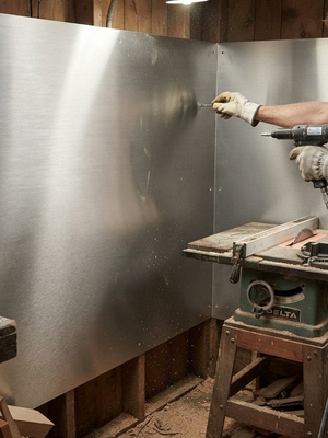 2mm Edelstahlblech (V4A) wird an Wand angebracht